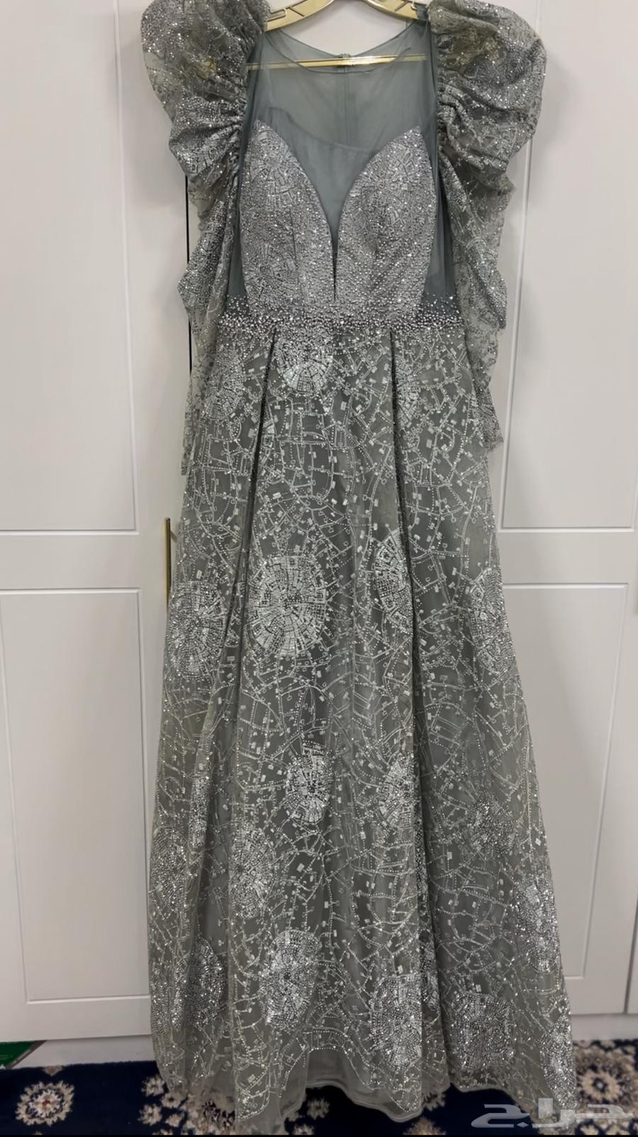 فستان سهرة أنا أخده بي 900 بس شوي مقطوع في رقبه أبيعه 30064453944295810111