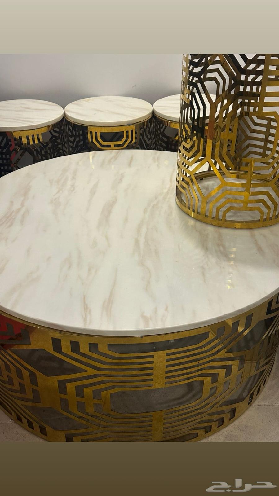 Tables and sofas64455536035715110