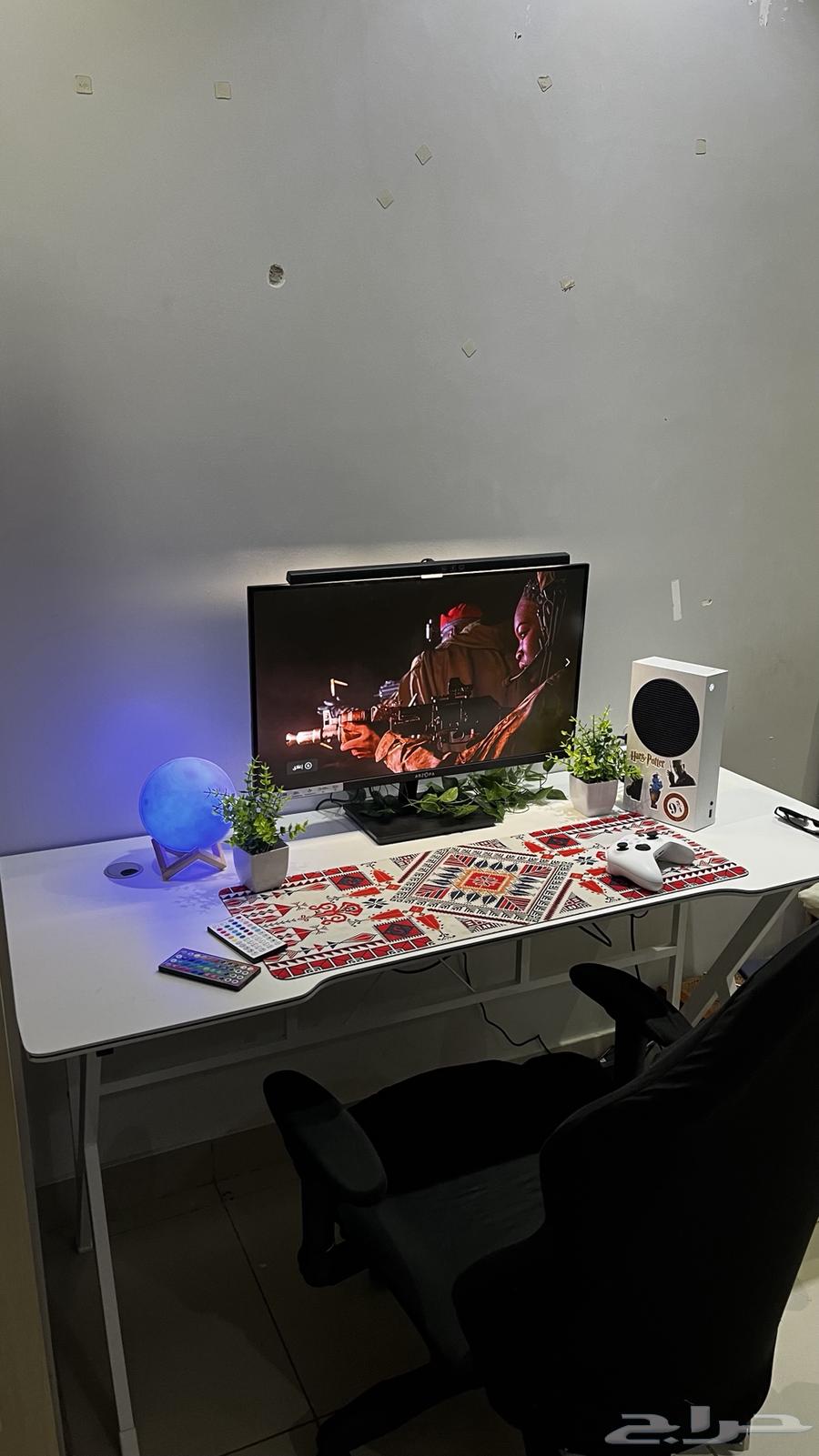 طاوله قيمينق وكرسي وشاشة 2K للبيع64455727793153112