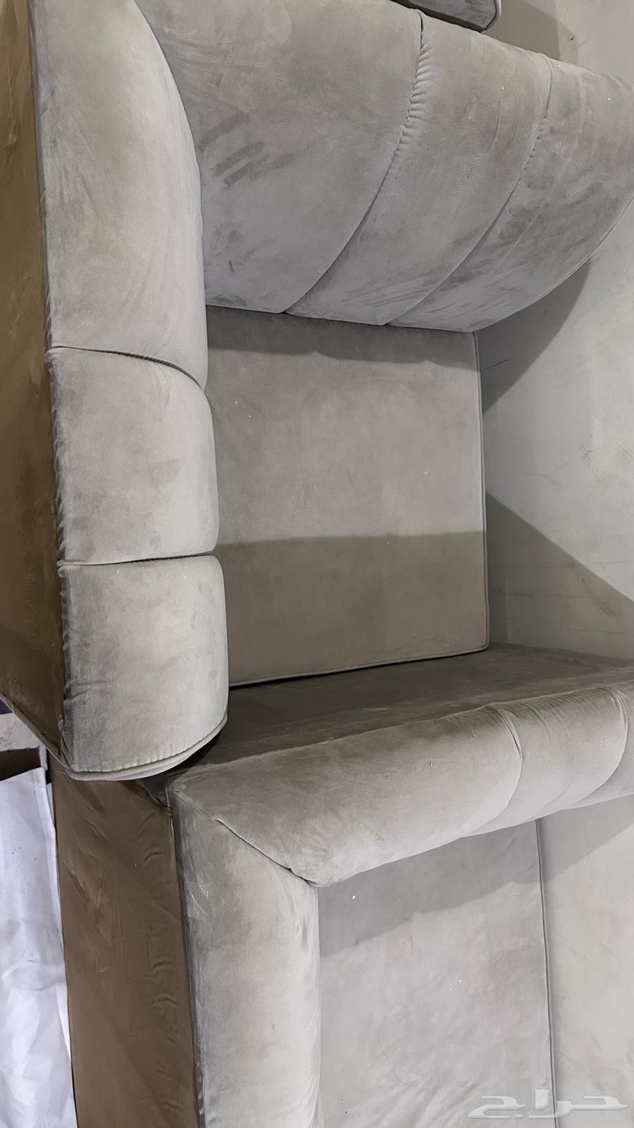 كنب يجي حرف U وحرف L64454481991426111