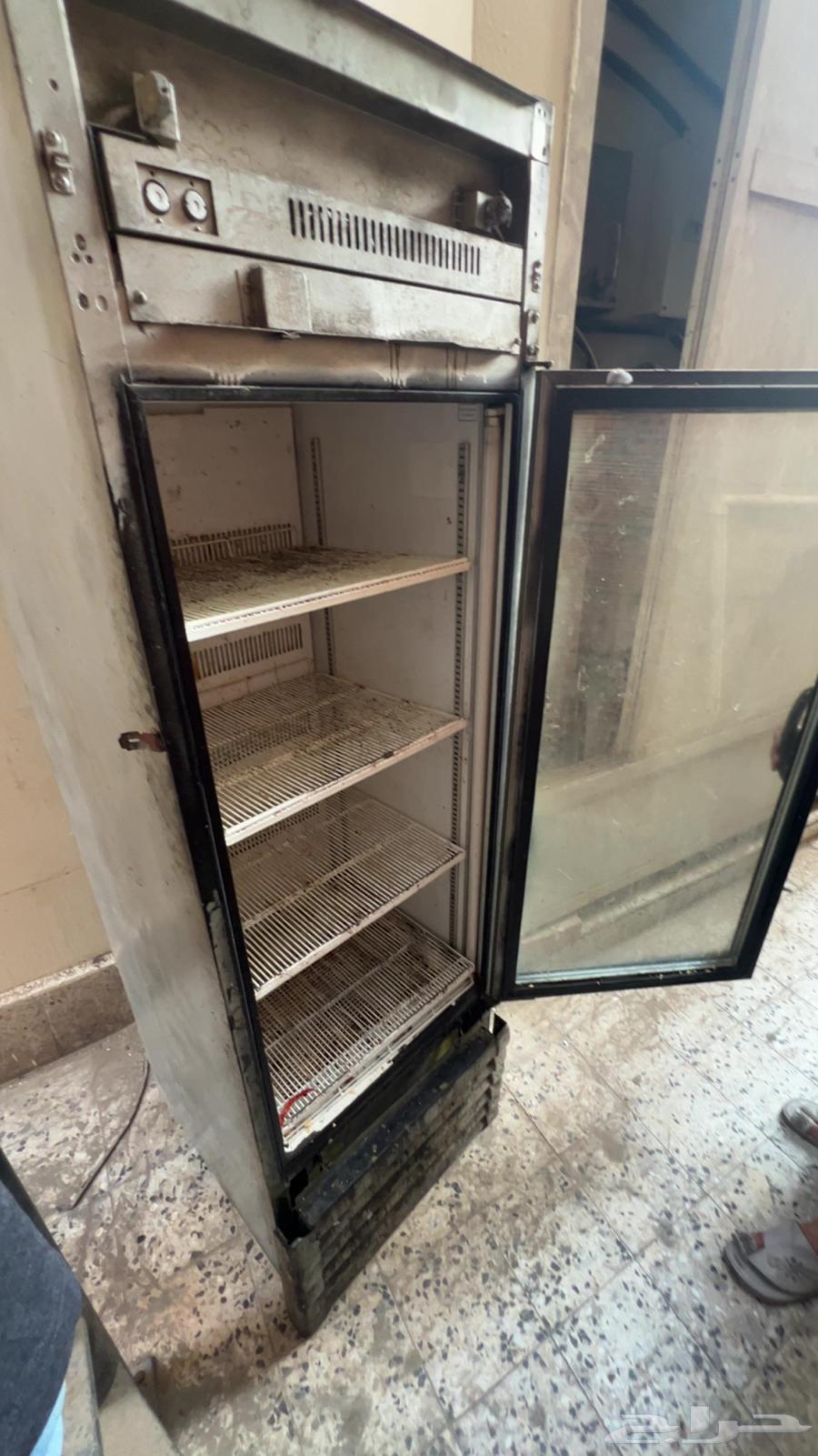 Refrigerated display cooler works and cools, only needs cleaning64454550624385111