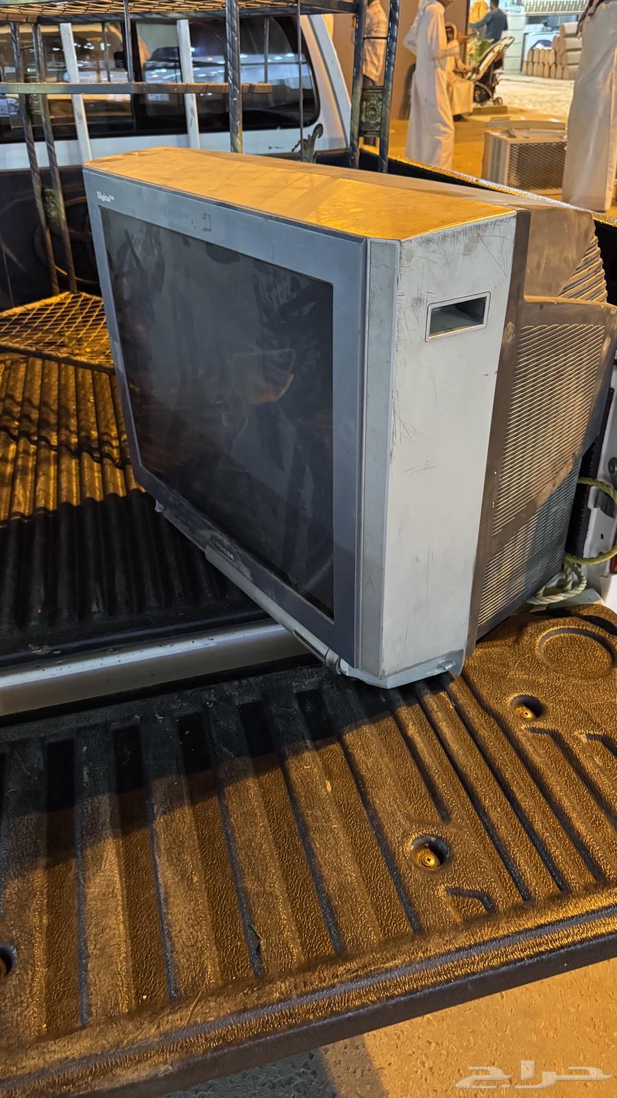 Old Toshiba TV with table64452779763971110