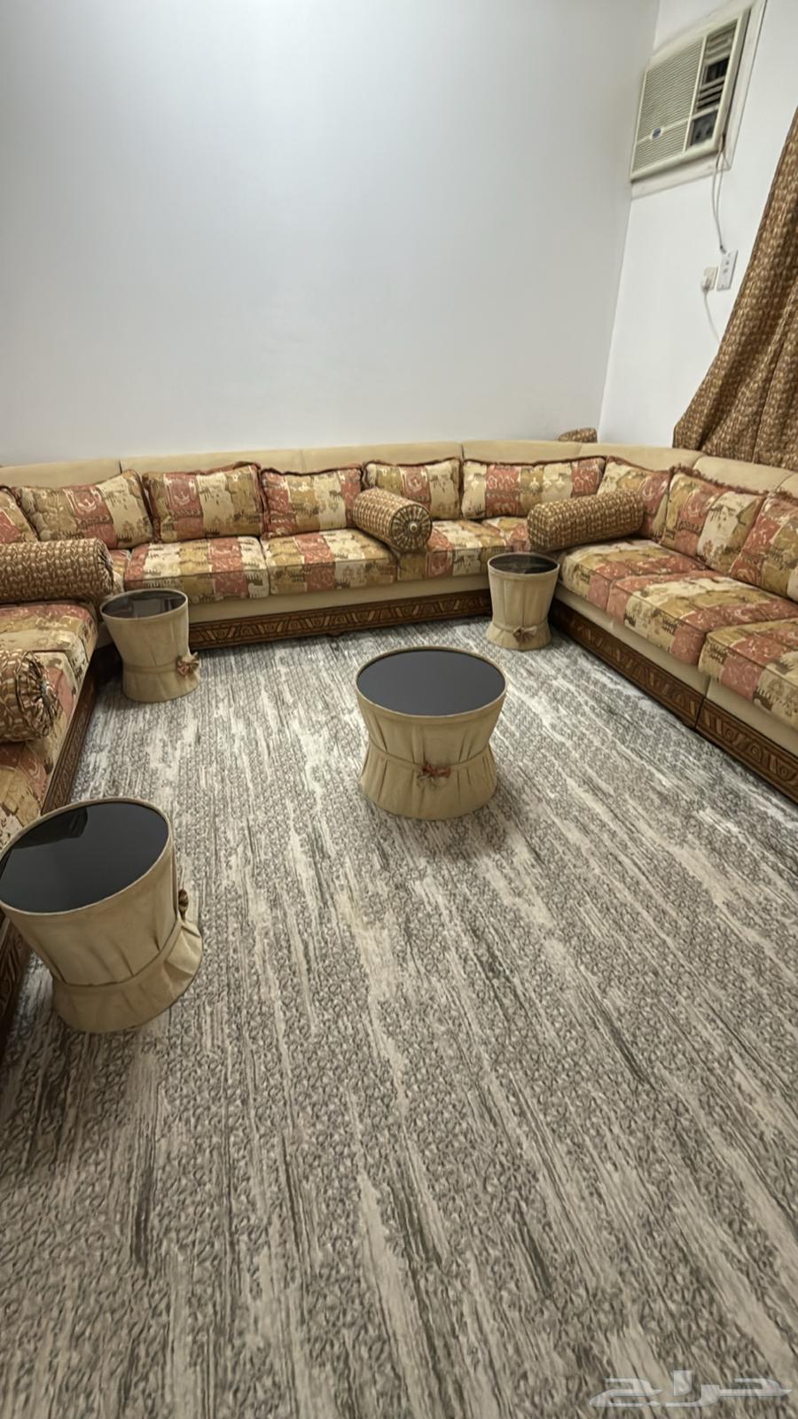 كنب مع الستاره والسجاد وطاولات الخدمه64451122932610110