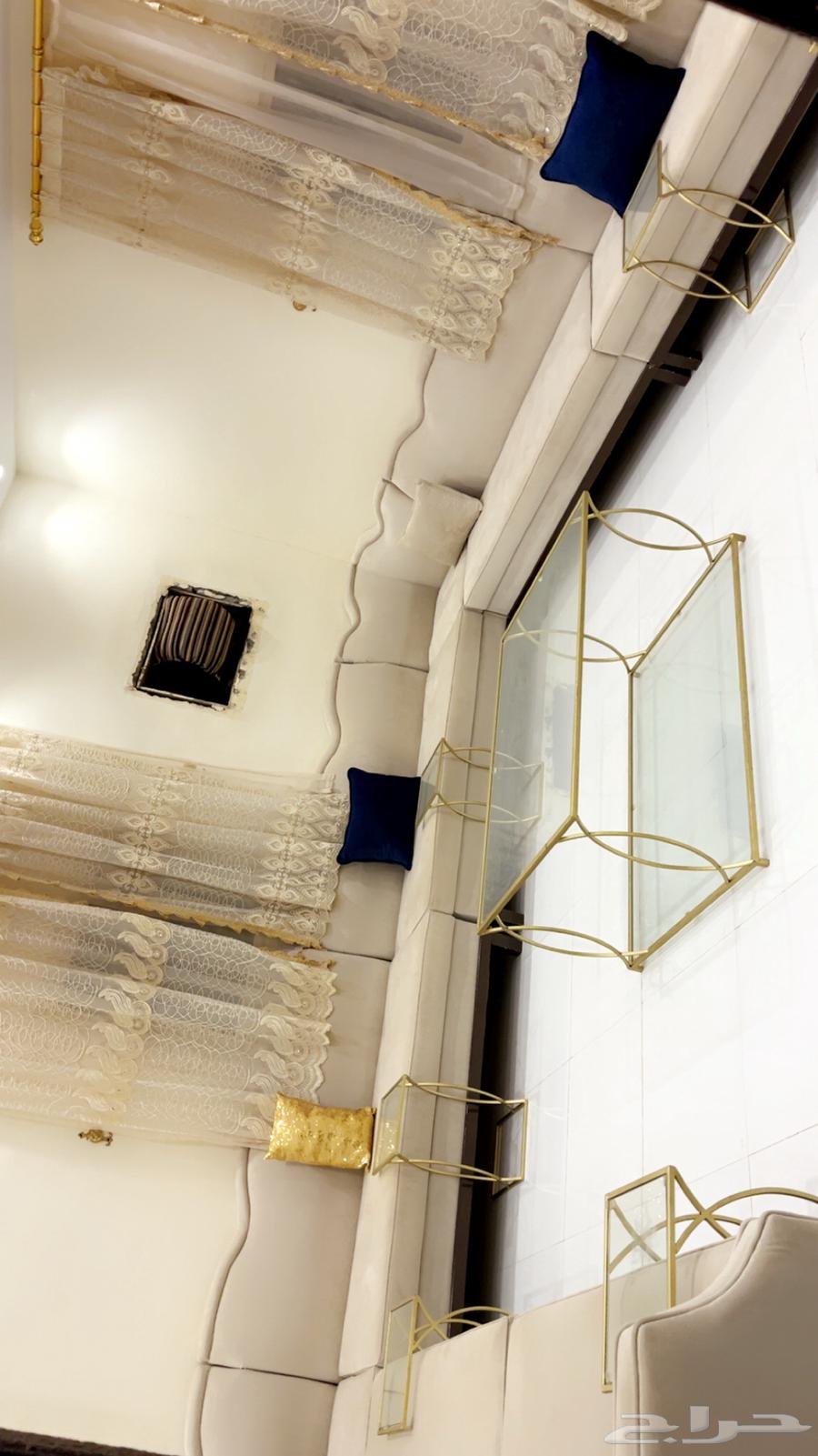 Sofa for sale, approximately four by five, very clean, comes with its table64450064226946110