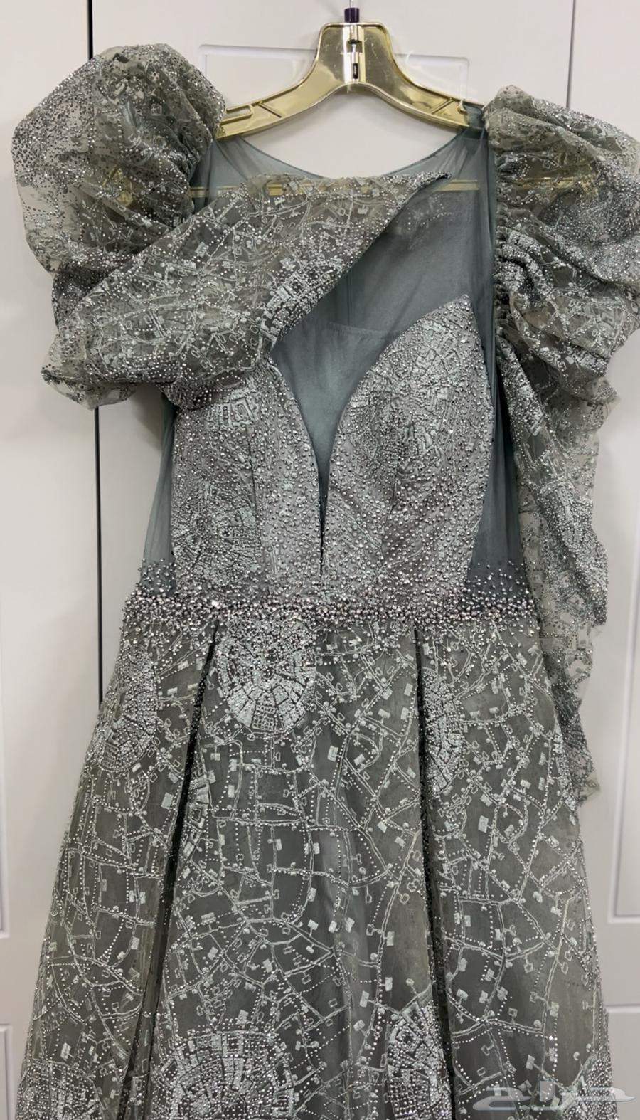 فستان سهرة أنا أخده بي 900 بس شوي مقطوع في رقبه أبيعه 30064453944295810112