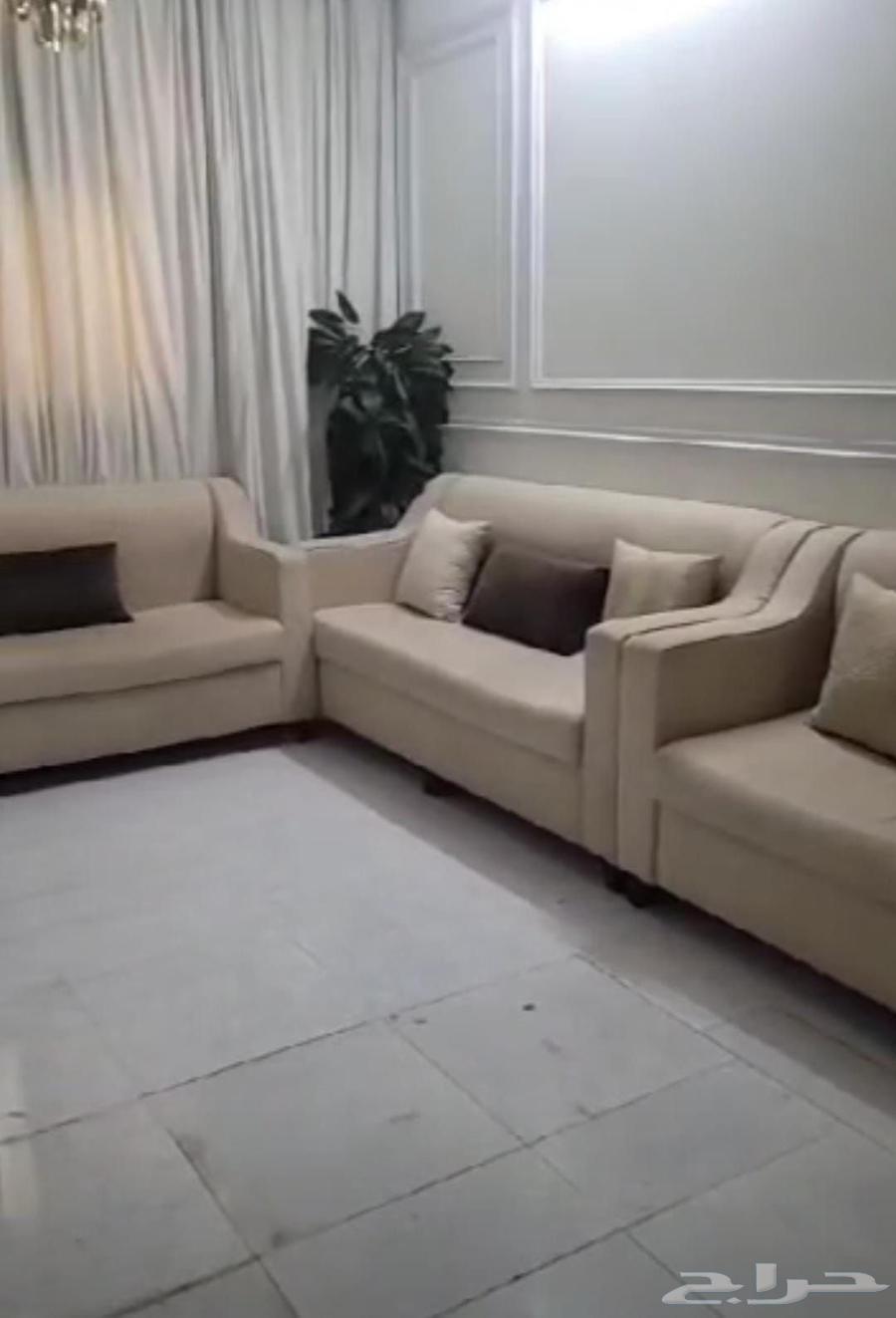 كنب خمس قطع ب 900 ريال والنجفه ب 350 قابل للتفاوض64455977651330111