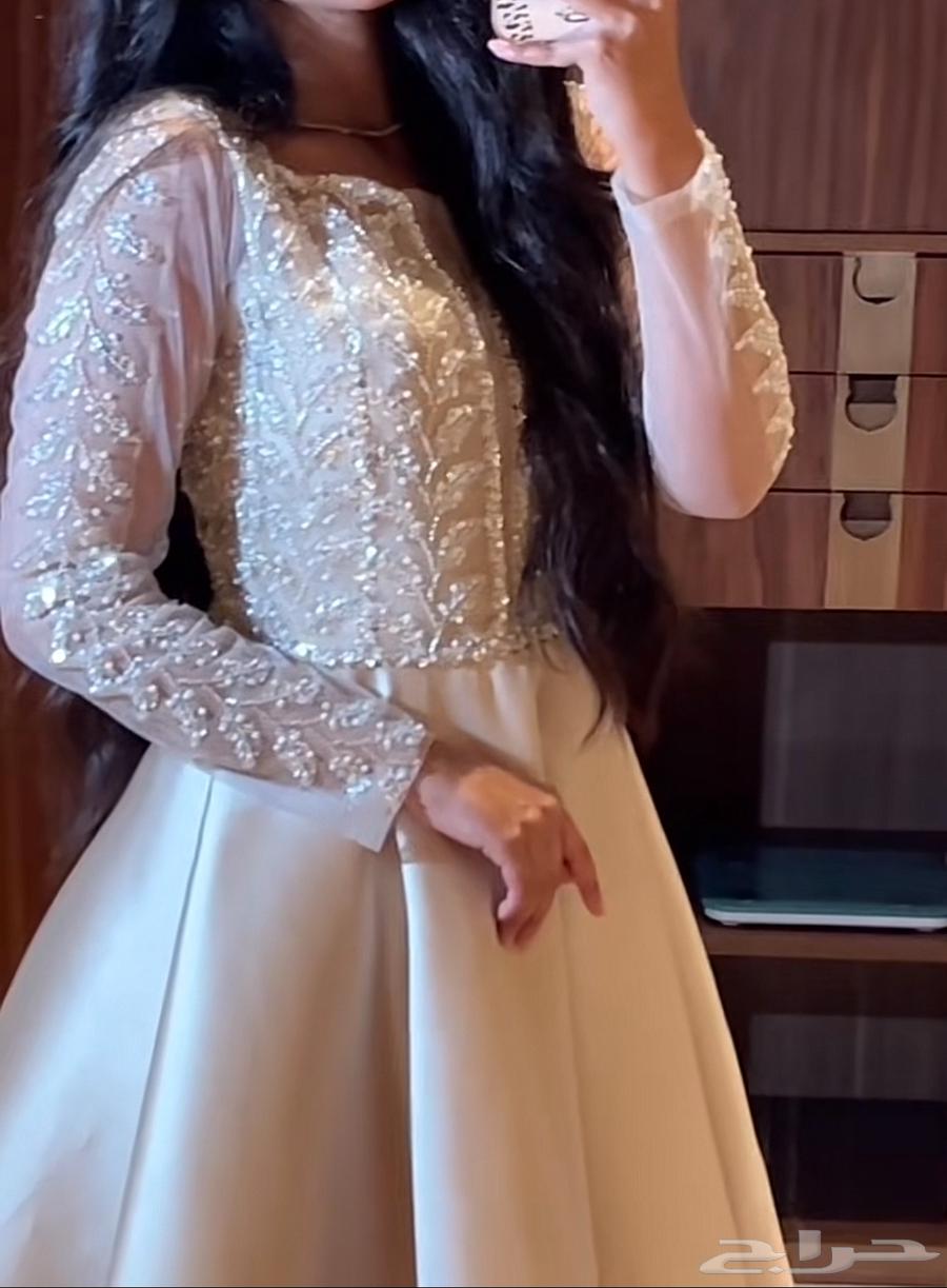 فساتين مستعمله لبست مدة اربع ساعات لا يوجد فيها عيوب64451499290369113
