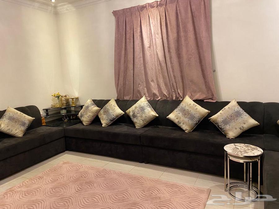 Sofa, screen, and table64450265173890111