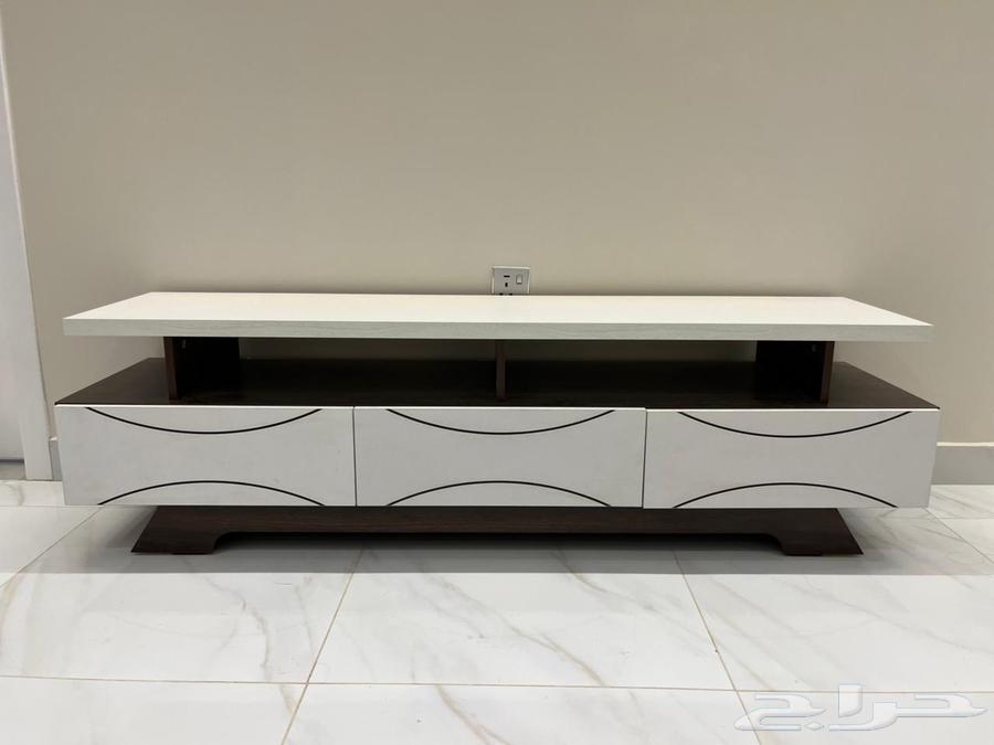 كنب مع طاوله خدمة وسجاد وطاولة تلفاز64449770374659110
