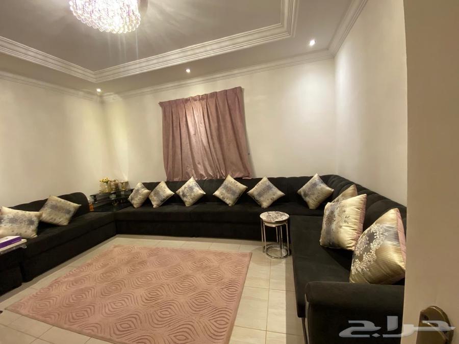 Sofa, screen, and table64450265173890113