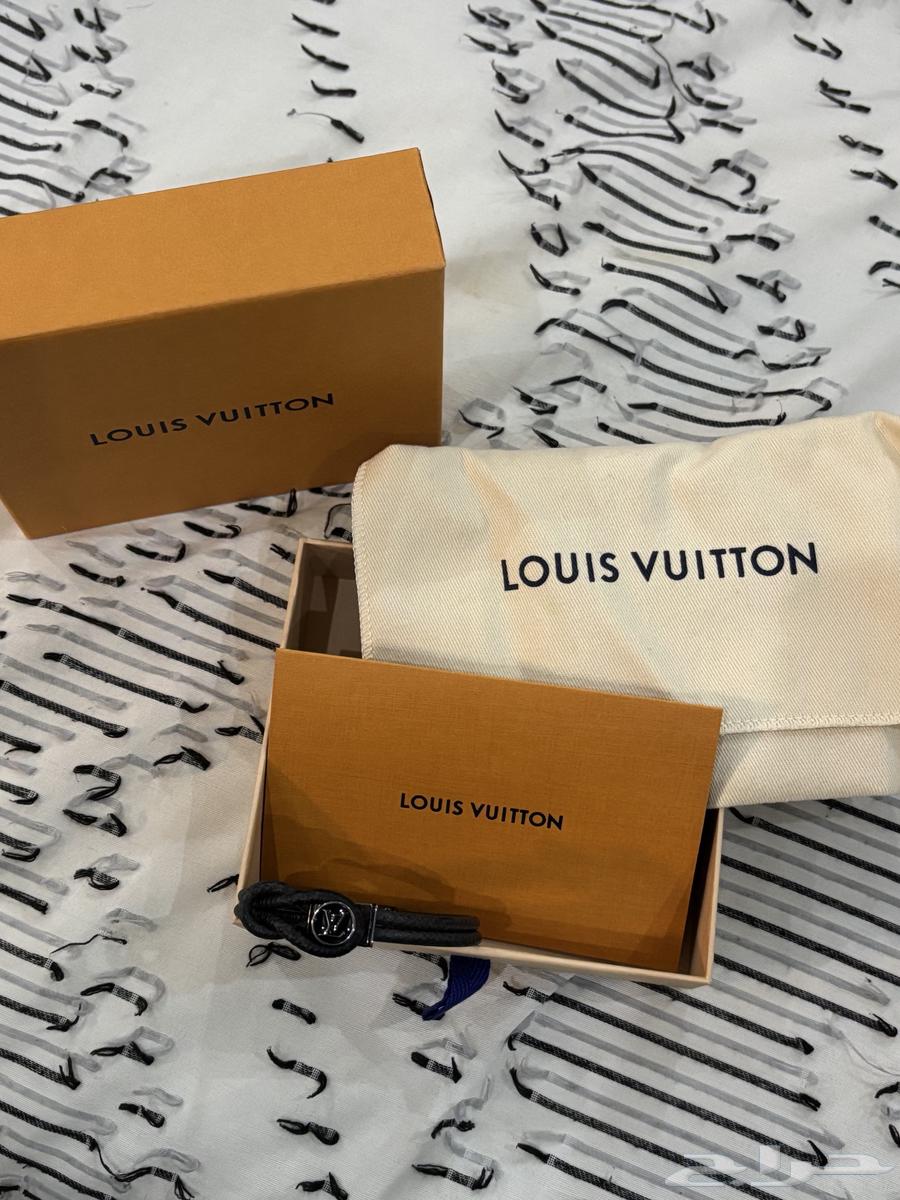 للبيع سوارة LV رجالية اصلية64455700360323110