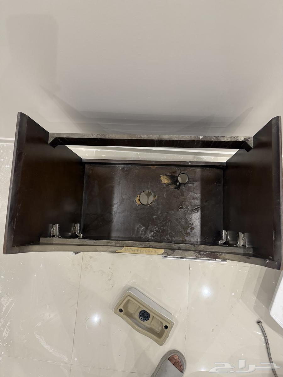 مغسلتين حوض كبير بطاولتين درف خشب ومرايتين مع كرسي إفرنجي64455796542979114