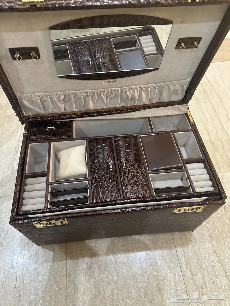 صندوق تحط في ذهب أو ساعات وفلوس64455907637761111