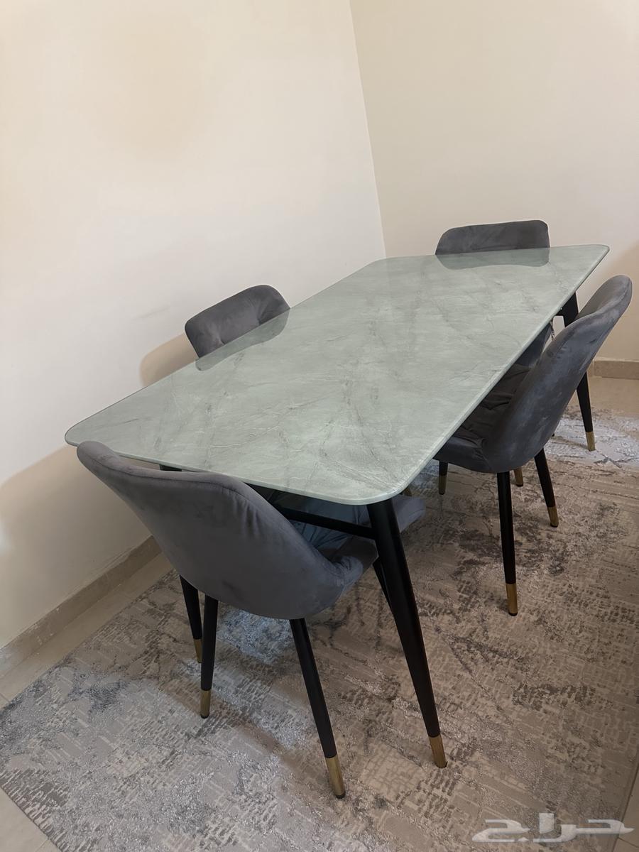 طاوله للبيع معاها 6 كراسي لسه جديده بحالتها سعرها 500 ريال64450158623106110