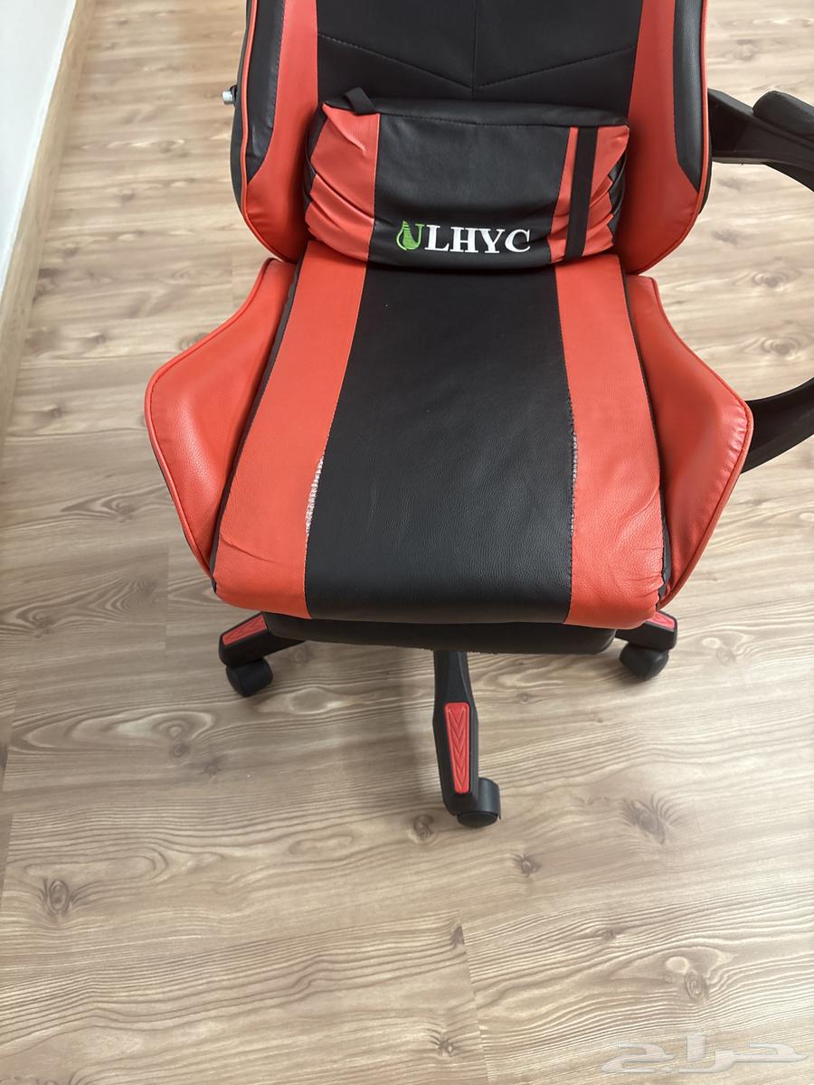 The backrest of the chair is broken64453558698881114