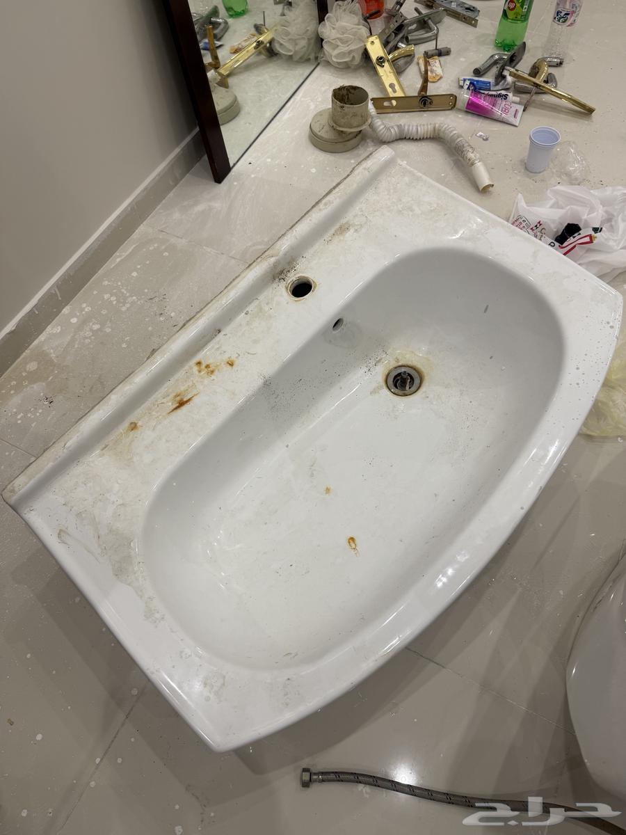 مغسلتين حوض كبير بطاولتين درف خشب ومرايتين مع كرسي إفرنجي64455796542979110