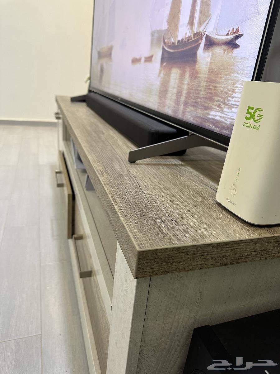 طاولة للتلفزيون64455590516738112