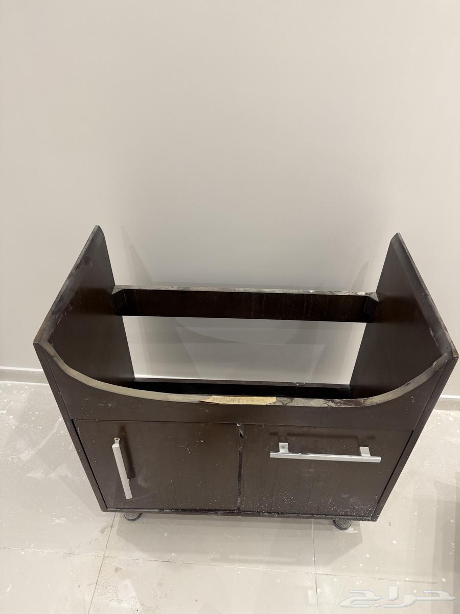 مغسلتين حوض كبير بطاولتين درف خشب ومرايتين مع كرسي إفرنجي64455796542979111