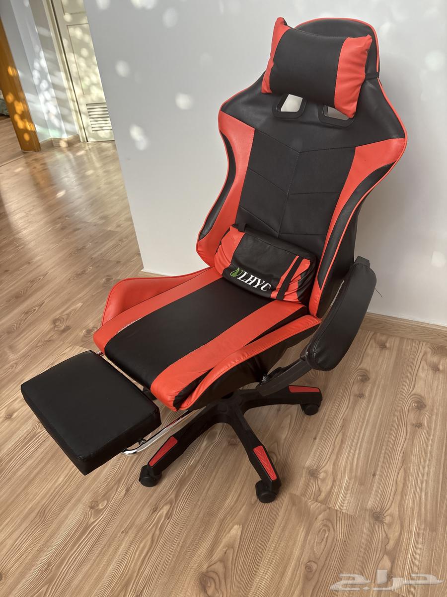 The backrest of the chair is broken64453558698881111