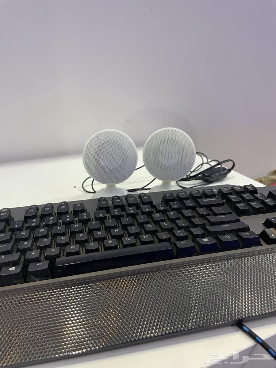 Computer keyboard and headphones64451526106626110