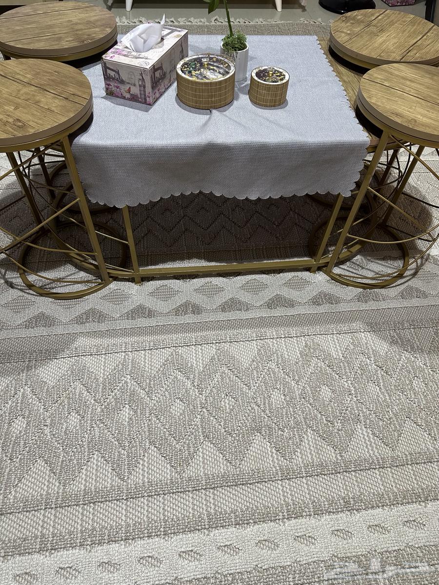 Table with serving quarter table, like new64453188384769112