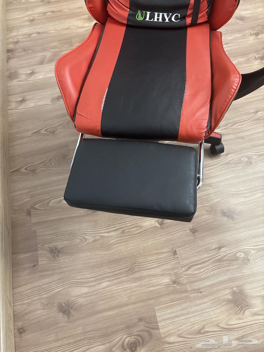 The backrest of the chair is broken64453558698881113