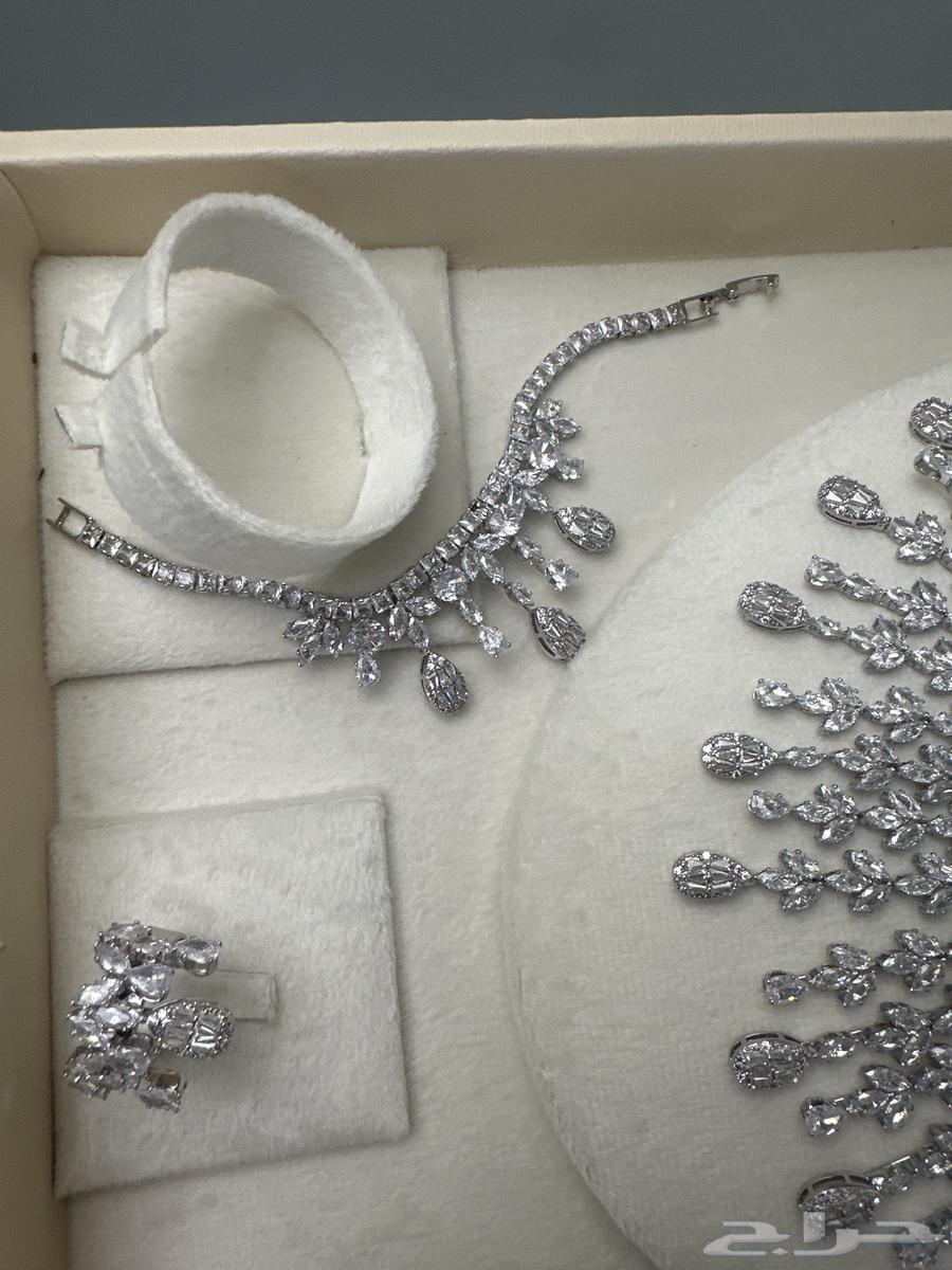 عقد كرستال بملحقاته   سلسل   اسواره   حلق   خاتم والبوكس50064453147668225113