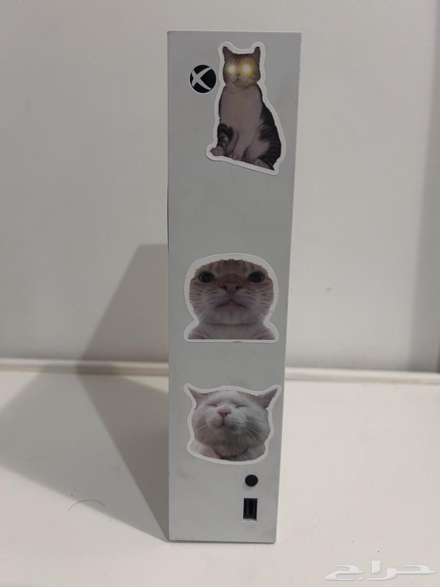 Xbox series s بحاله ممتازه مع دراع64456571868547112