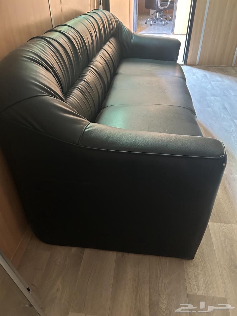 مكتب و كنبة و كراسي و طاولة و طاولة اجتماعات و دولاب للبيع64453530946563110