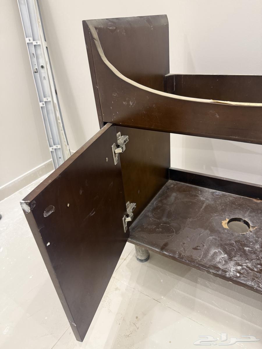 مغسلتين حوض كبير بطاولتين درف خشب ومرايتين مع كرسي إفرنجي64455796542979113