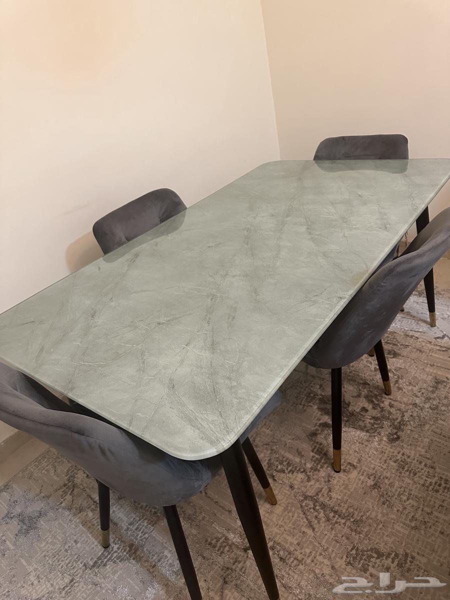 طاوله للبيع معاها 6 كراسي لسه جديده بحالتها سعرها 500 ريال64450158623106111