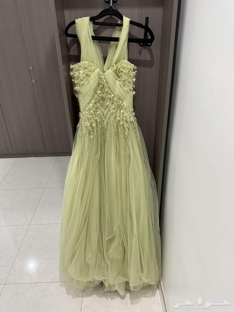 فساتين مستعمله لبست مدة اربع ساعات لا يوجد فيها عيوب64451499290369111