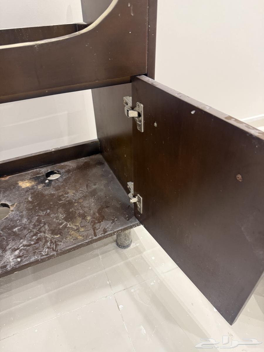 مغسلتين حوض كبير بطاولتين درف خشب ومرايتين مع كرسي إفرنجي64455796542979112