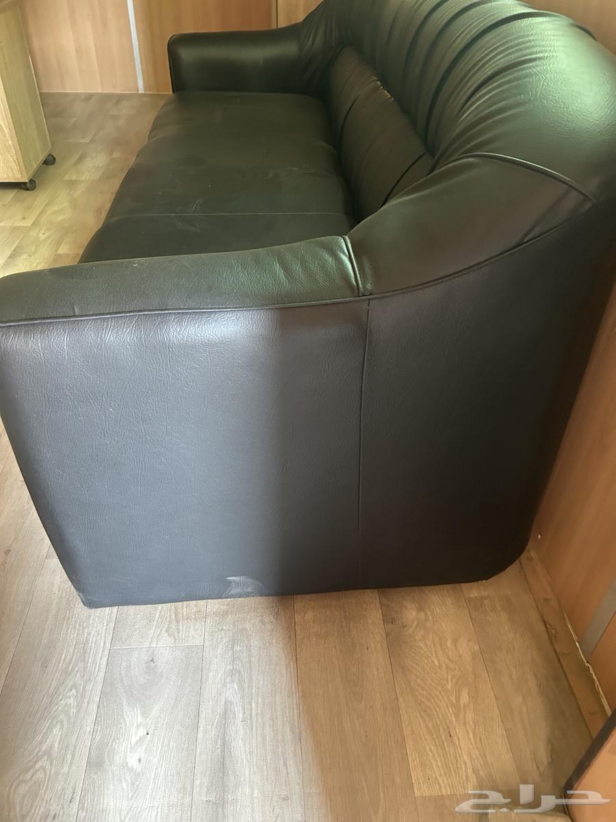 مكتب و كنبة و كراسي و طاولة و طاولة اجتماعات و دولاب للبيع64453530946563111