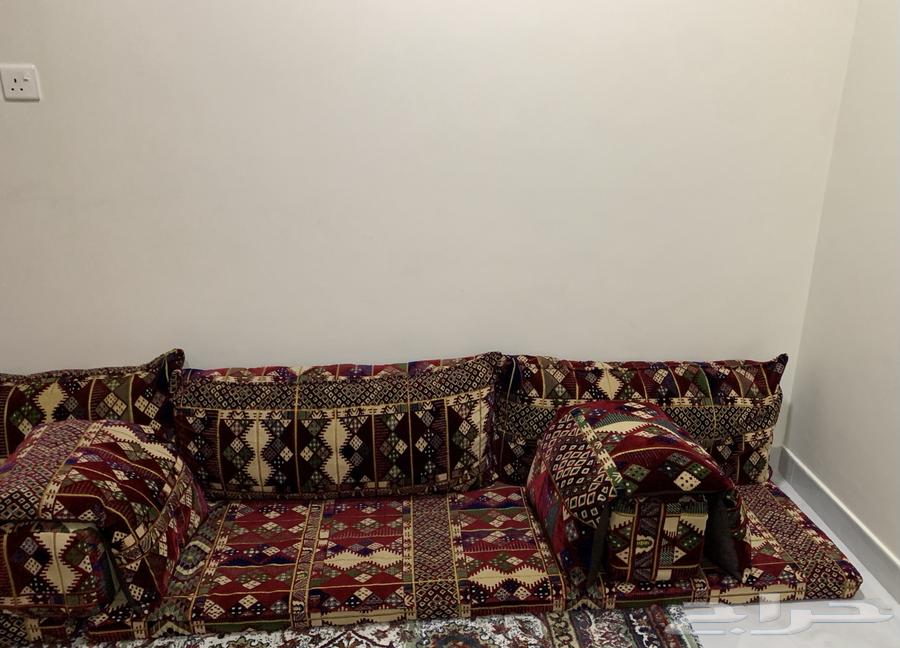 Selling floor seating with cushions and a curtain64452833748994111