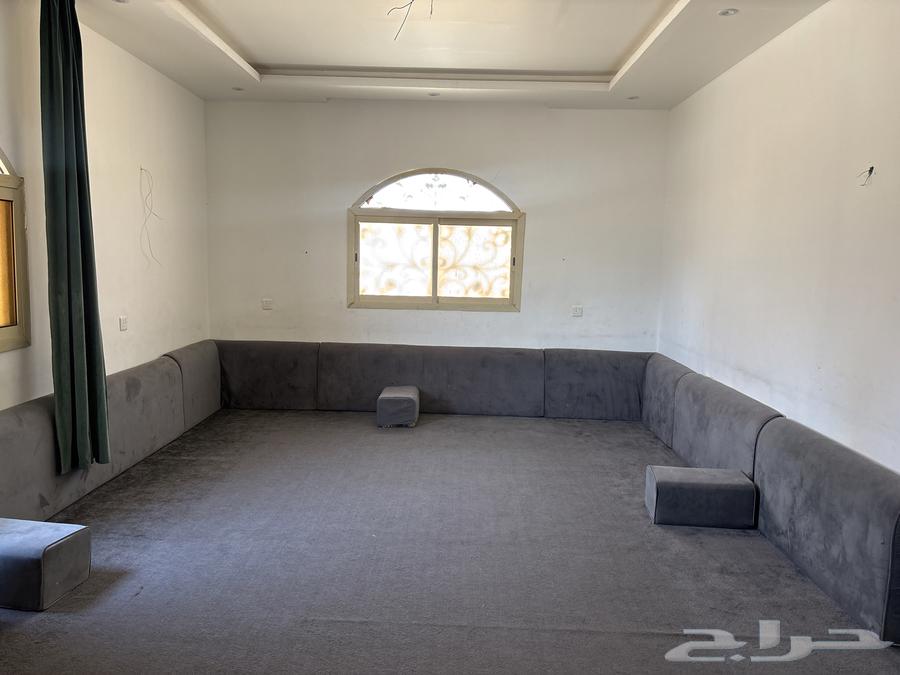 مدخل مع لوحه و جزمات حذيان النقل على المشتري ولا يوجد مكيف64452089708418111