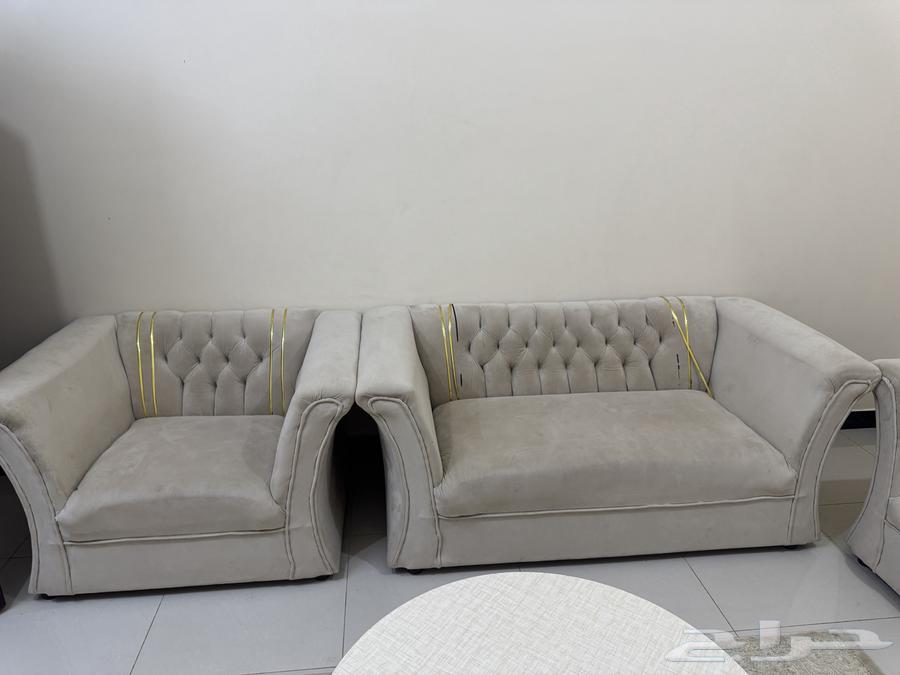 Table and sofa, the table is 120 and the sofa is 480, whoever wants both for 60064455700336385113