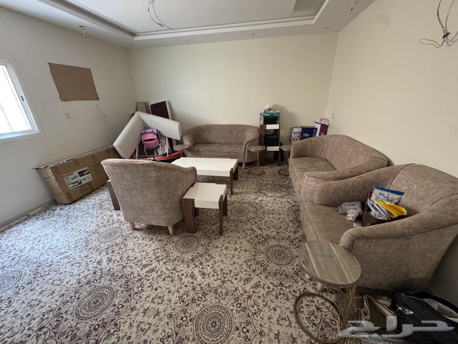 Sofas and tables64452089797506111