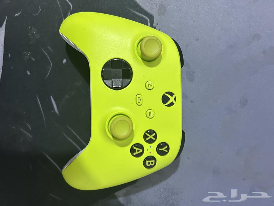 Xbox series s بحاله ممتازه مع دراع64456571868547110
