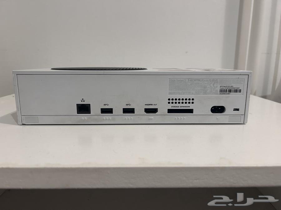 Xbox series s بحاله ممتازه مع دراع64456571868547111