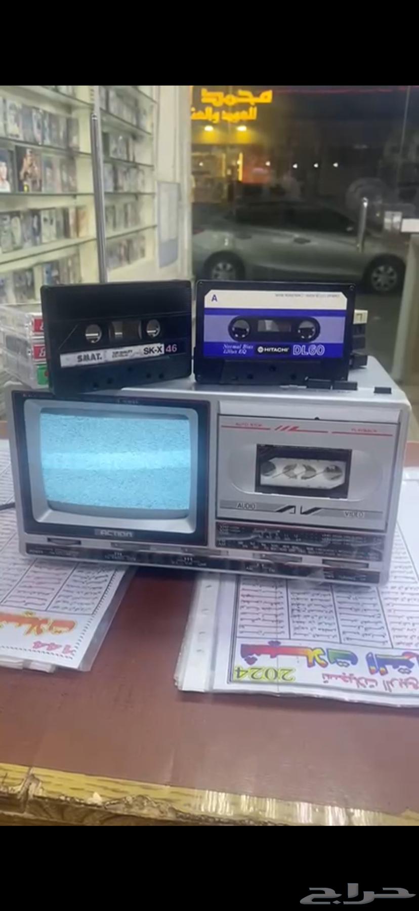 Rare vintage 3-in-1 old TV, radio, and cassette recorder with 4 cassettes64455045334658114