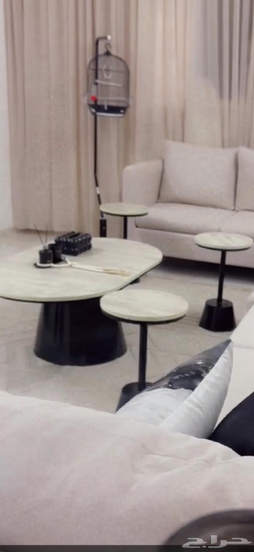 طاوله واربع خدمات معاها للبيع جديده مافيها اي ضرر64454291748098110