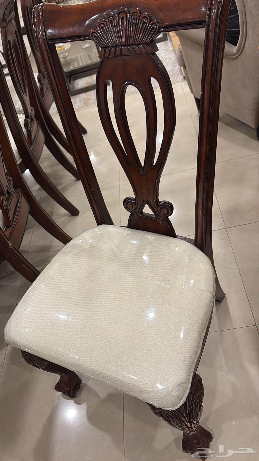 Classic dining table in very clean condition64451432465154113