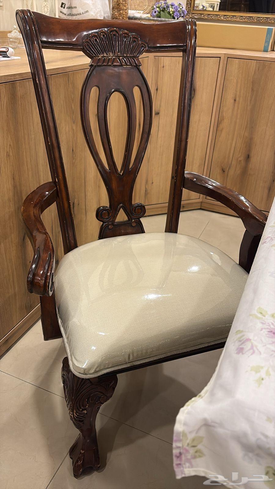 Classic dining table in very clean condition64451432465154110