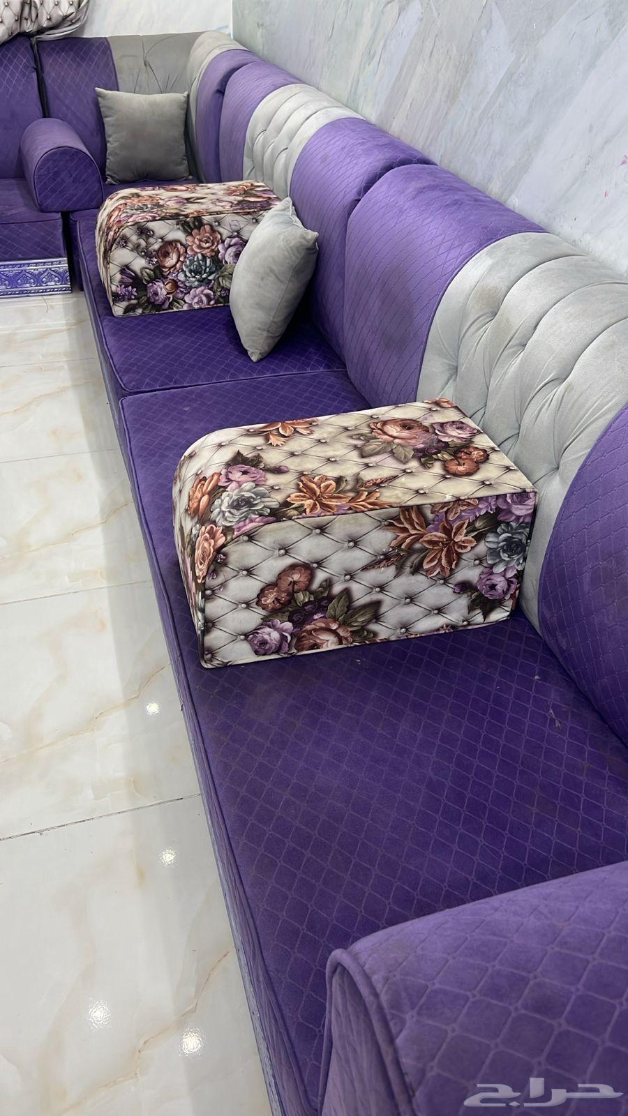 للبيع كنب وردي وبنفسجي وطاولة 4 قطع فضية وفراش وردي64455949471233111
