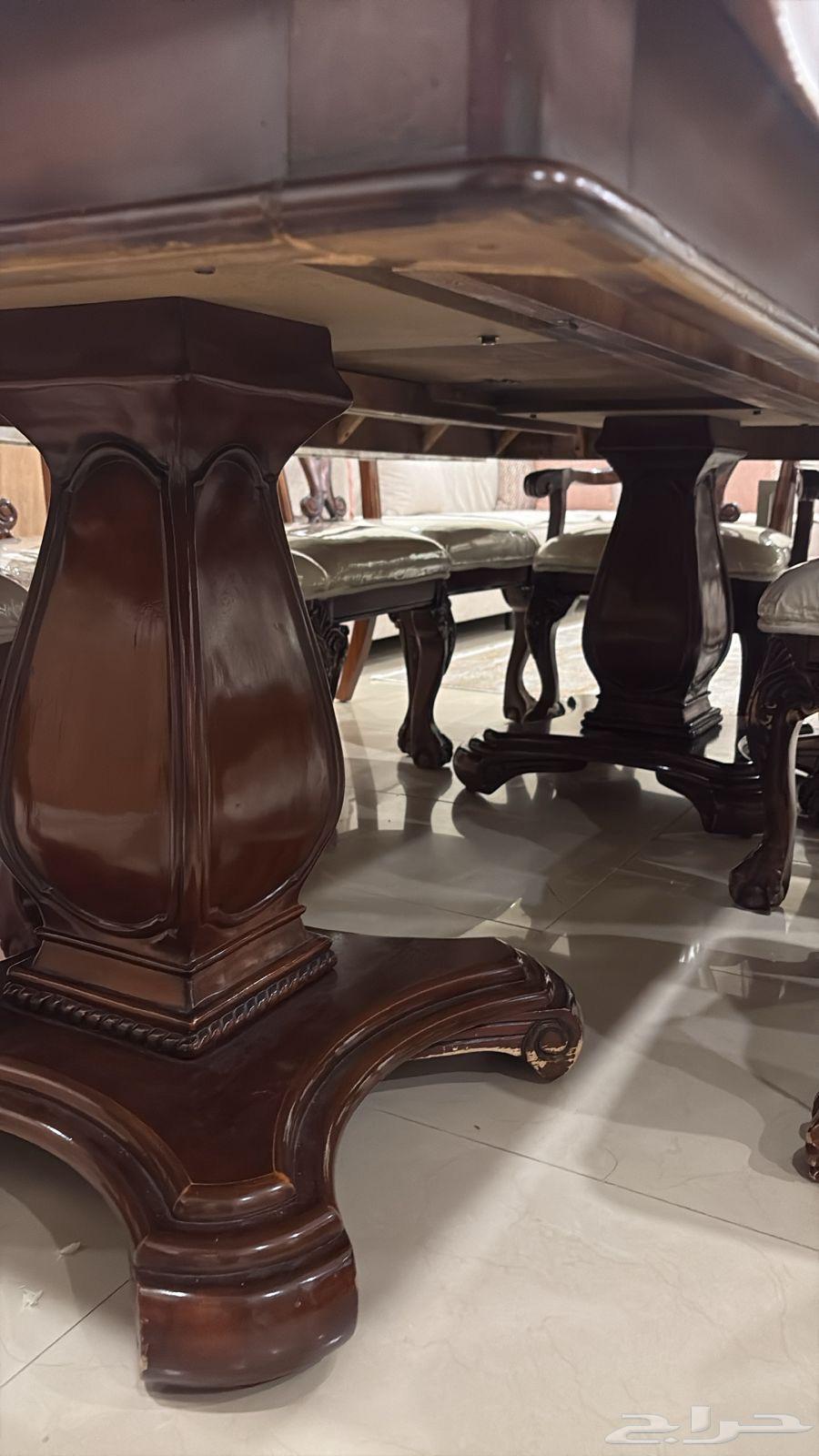 Classic dining table in very clean condition64451432465154112