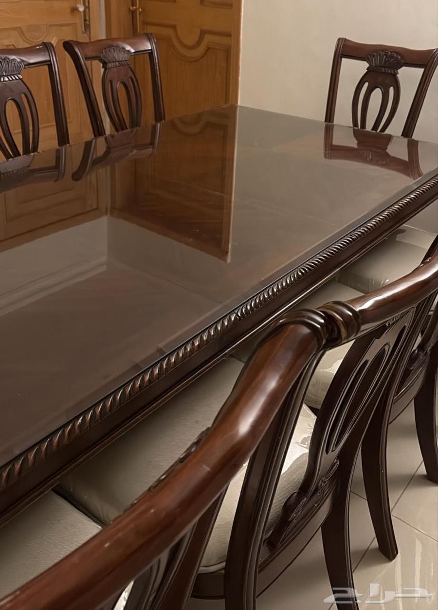 Classic dining table in very clean condition64451432465154111