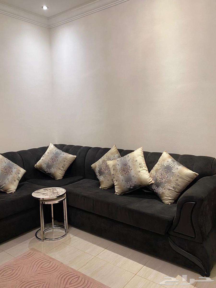 Sofa, screen, and table64450265173890114