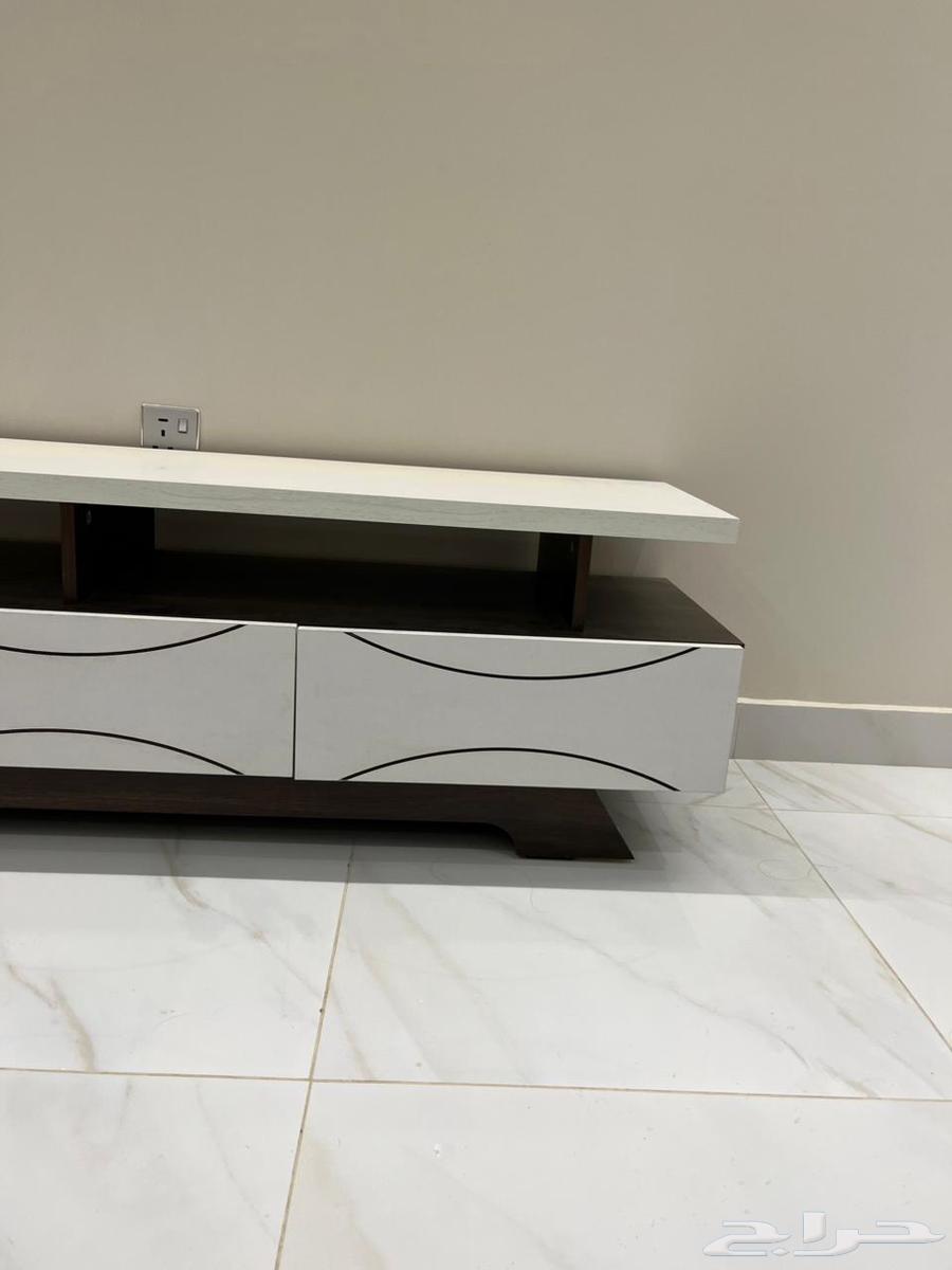 كنب مع طاوله خدمة وسجاد وطاولة تلفاز64449770374659111