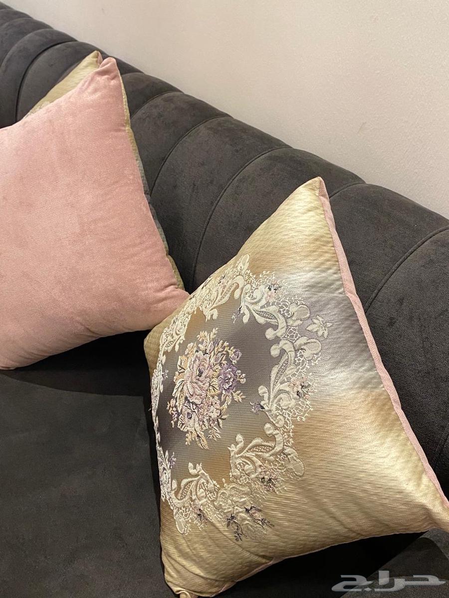 Sofa, screen, and table64450265173890112